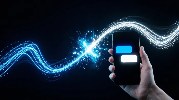 暗い部屋でノートパソコンを使う人物。画面にはハッカーと南京錠のアイコンが映し出され、サイバーセキュリティの脅威を表現しています。